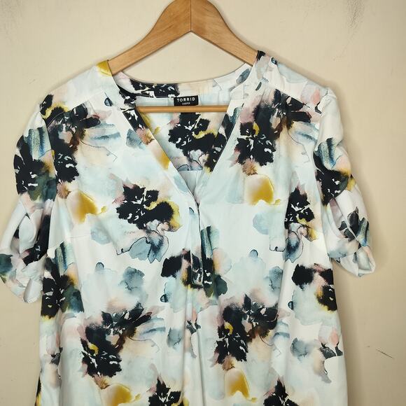Torrid Floral Harper Blouse Short Sleeves Ruched - Picture 2 of 8